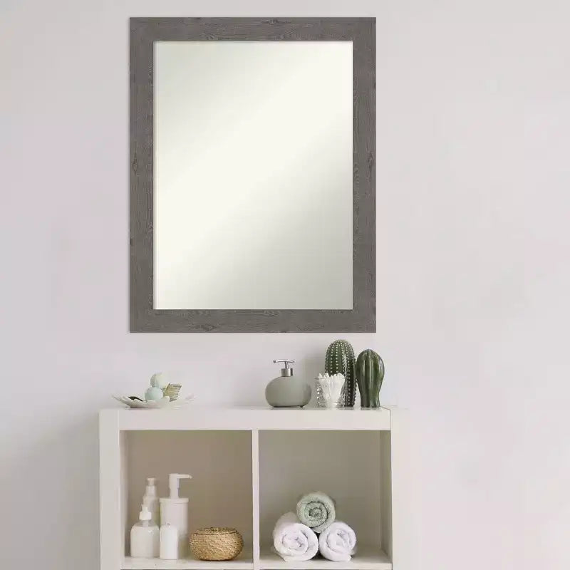 Specchio da parete per bagno con cornice stretta grigio rustico a listelli non smussati 22" x 28"