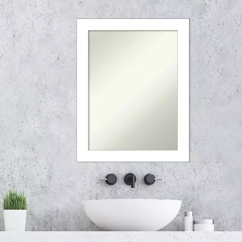 Specchio da parete per bagno con cornice bianca a zeppa senza smussature, 55,88 x 71,12 cm