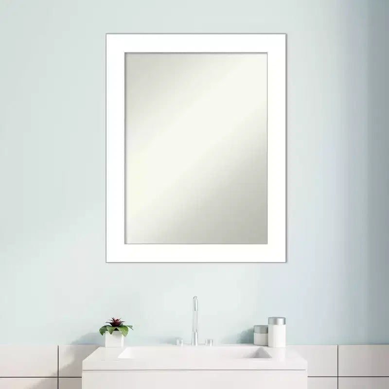 Specchio da parete per bagno con cornice bianca a zeppa senza smussature, 55,88 x 71,12 cm