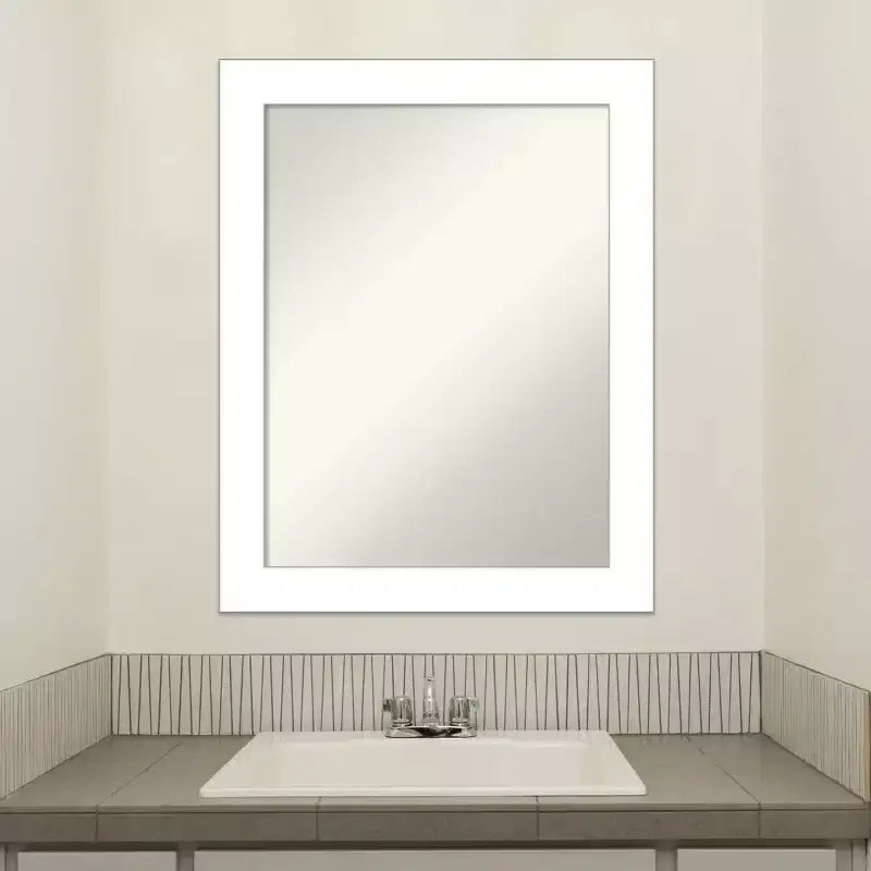 Specchio da parete per bagno con cornice bianca a zeppa senza smussature, 55,88 x 71,12 cm