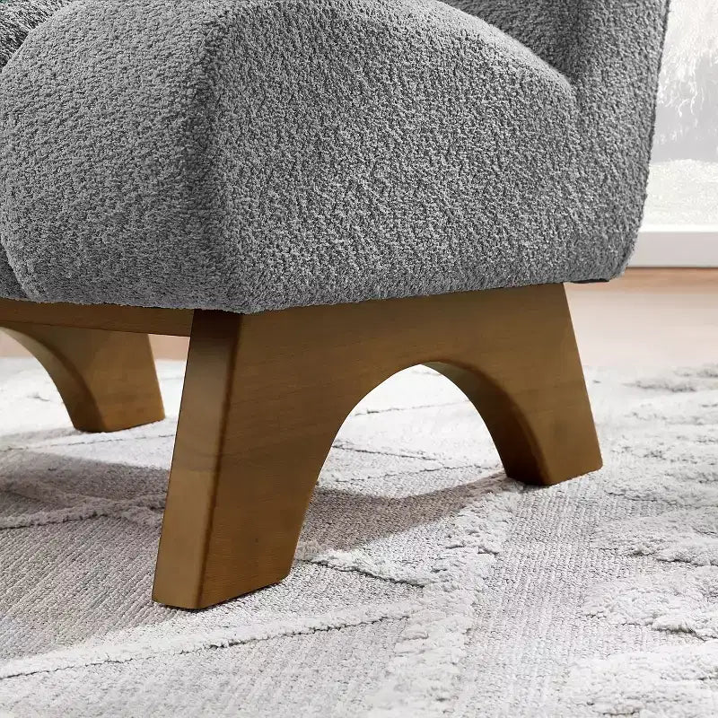 Poltrona accent Art Leon in tessuto pile polare con gambe in legno di caucciù