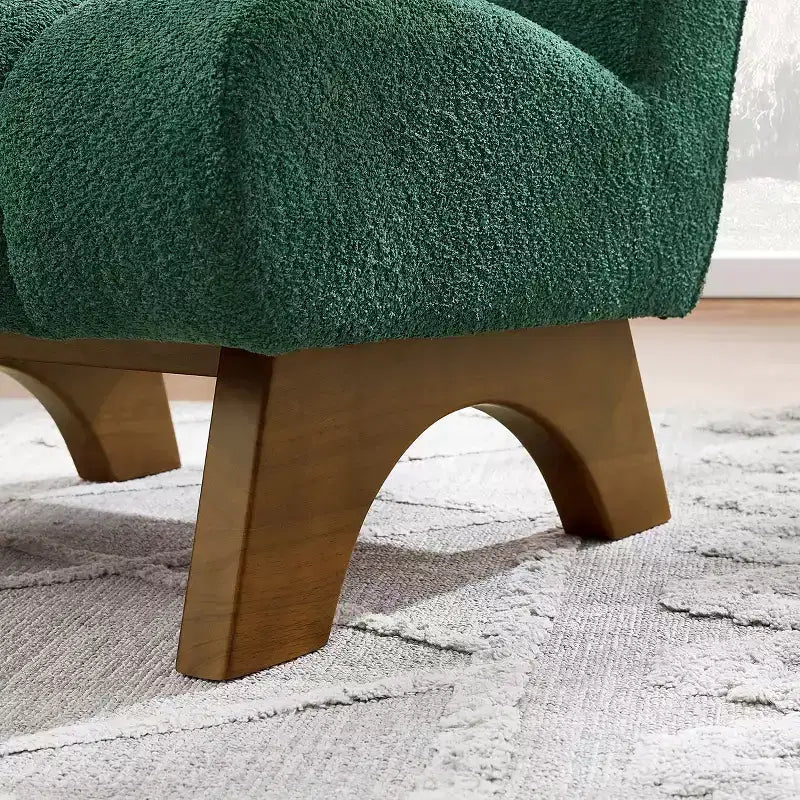 Poltrona accent Art Leon in tessuto pile polare con gambe in legno di caucciù