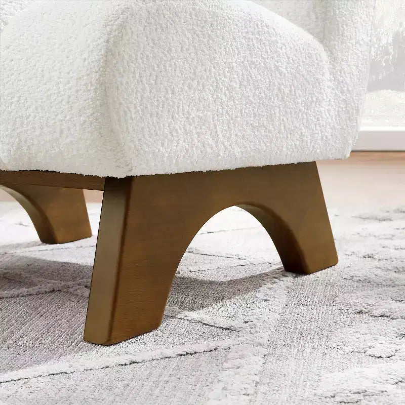 Poltrona accent Art Leon in tessuto pile polare con gambe in legno di caucciù