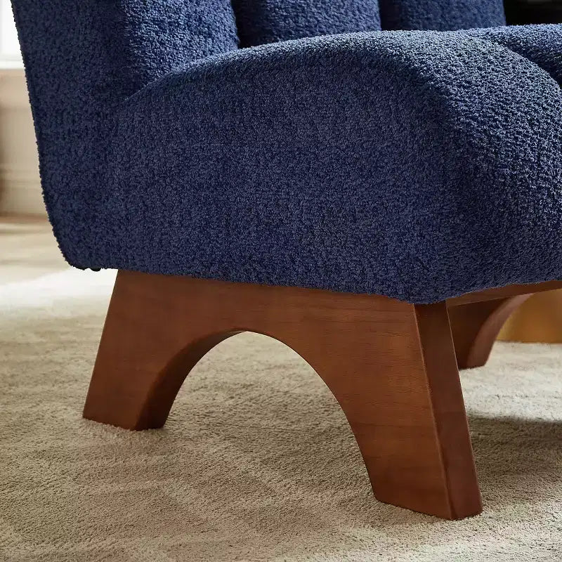 Poltrona accent Art Leon in tessuto pile polare con gambe in legno di caucciù