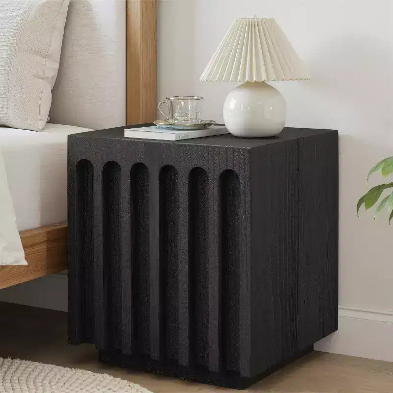 Tavolino da salotto/comodino Art Leon unico in legno massello scanalato