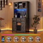 Mobile Bar da Caffè da 183 cm con Anta Scorrevole a Granaio, LED RGB, Porta Bicchieri da Vino e Stazione di Ricarica