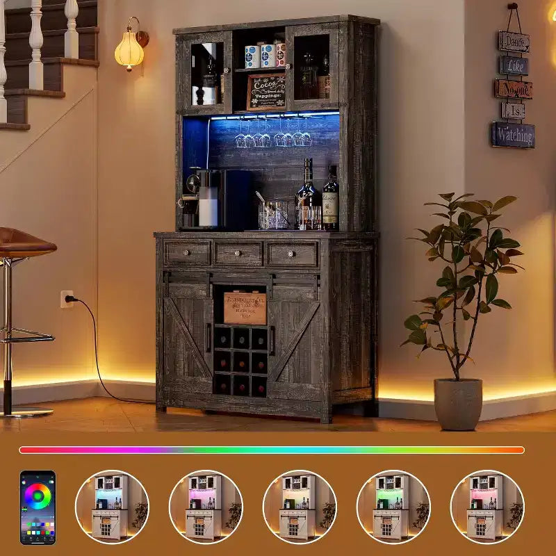 Mobile Bar da Caffè da 183 cm con Anta Scorrevole a Granaio, LED RGB, Porta Bicchieri da Vino e Stazione di Ricarica
