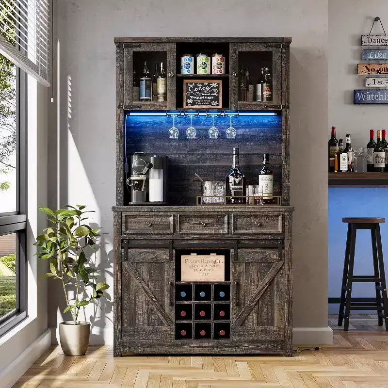 Mobile Bar da Caffè da 183 cm con Anta Scorrevole a Granaio, LED RGB, Porta Bicchieri da Vino e Stazione di Ricarica