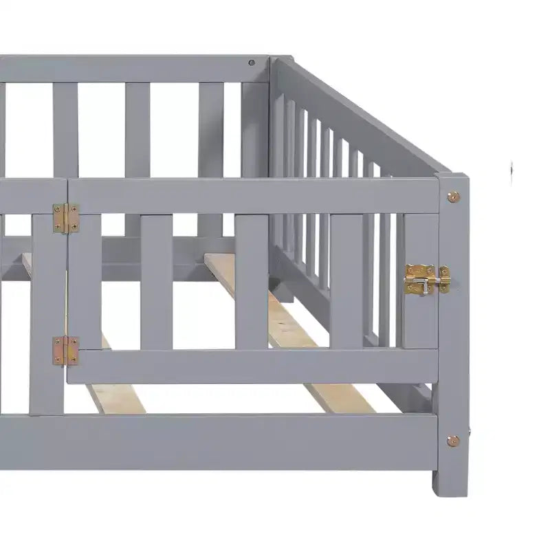 SC 1 Letto a piattaforma in compensato a grandezza naturale con recinzione e porta per bambini, telaio letto a pavimento Montessori grigio
