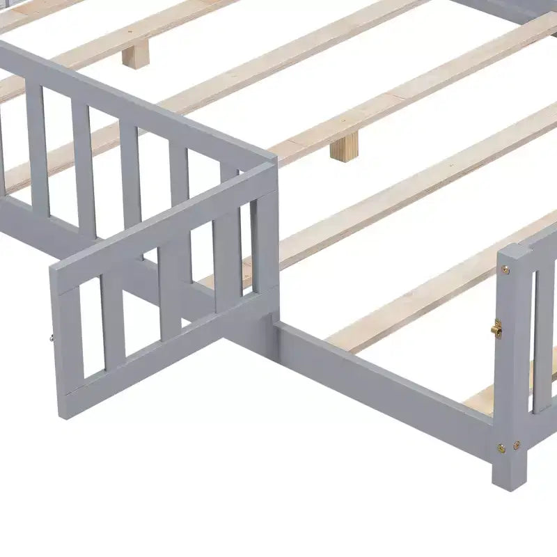 SC 1 Letto a piattaforma in compensato a grandezza naturale con recinzione e porta per bambini, telaio letto a pavimento Montessori grigio