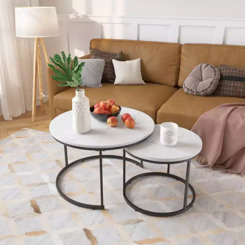 Tavolini da caffè impilabili, set da 2, tavolino rotondo da 70 cm con piano in legno effetto marmo e robusta struttura in metallo, tavolini laterali