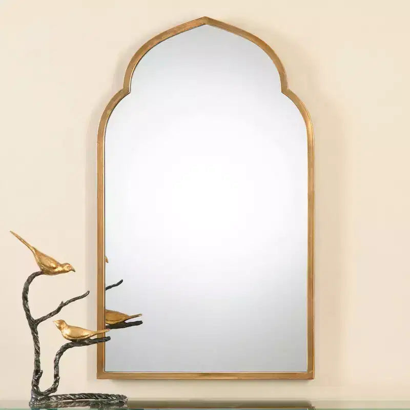 Specchio da parete in metallo dorato antico a forma di arco marocchino, 101,6 x 61 cm