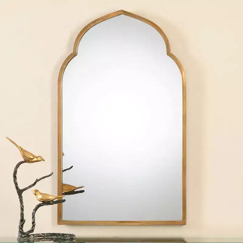 Specchio da parete in metallo dorato antico a forma di arco marocchino, 101,6 x 61 cm