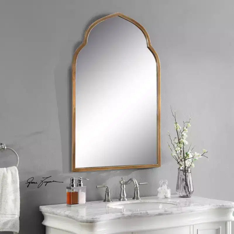 Specchio da parete in metallo dorato antico a forma di arco marocchino, 101,6 x 61 cm