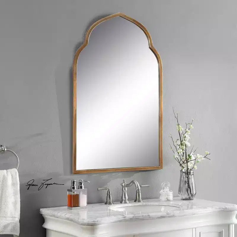 Specchio da parete in metallo dorato antico a forma di arco marocchino, 101,6 x 61 cm